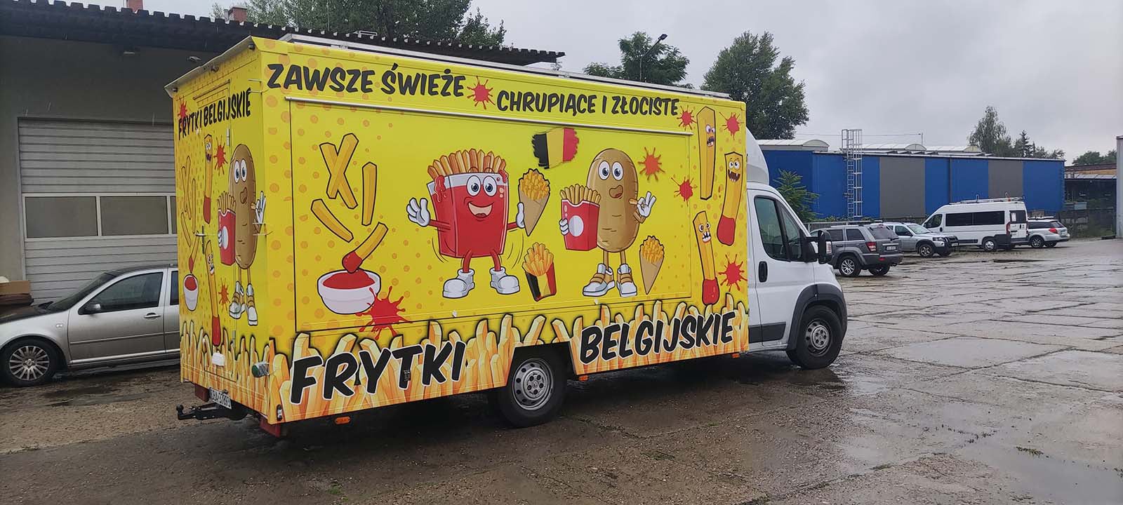 zdjęcie oklejonego marketingowo food trucka